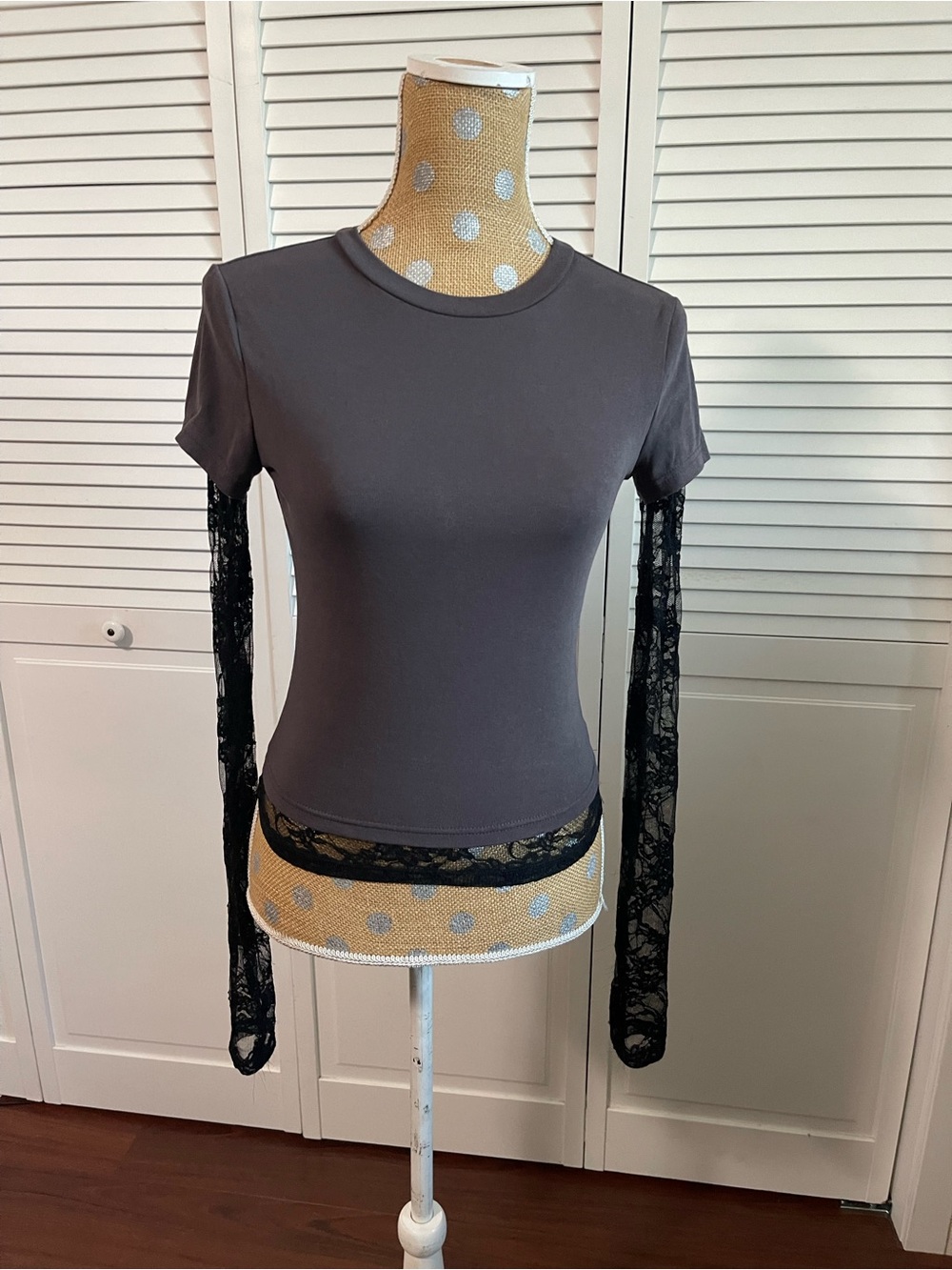 EDIKTED Layered Lace Long Sleeve T-Shirt Black Lace Gray Top Sz S - Picture 5 of 11